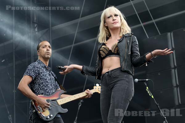 METRIC - 2019-07-20 - PARIS - Hippodrome de Longchamp - Main Stage 2 - Emily Haines - Joshua Winstead